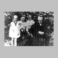 019-0001 Bauer Fritz Kloss mit seiner Frau und seinen beiden Kindern im Garten in Neulepkau, einem Ortsteil von Fuchshuegel..jpg